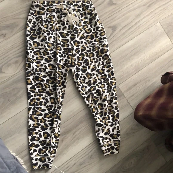 🐆 Emi & Kay Leopard Jogger Set - Picture 7 of 10